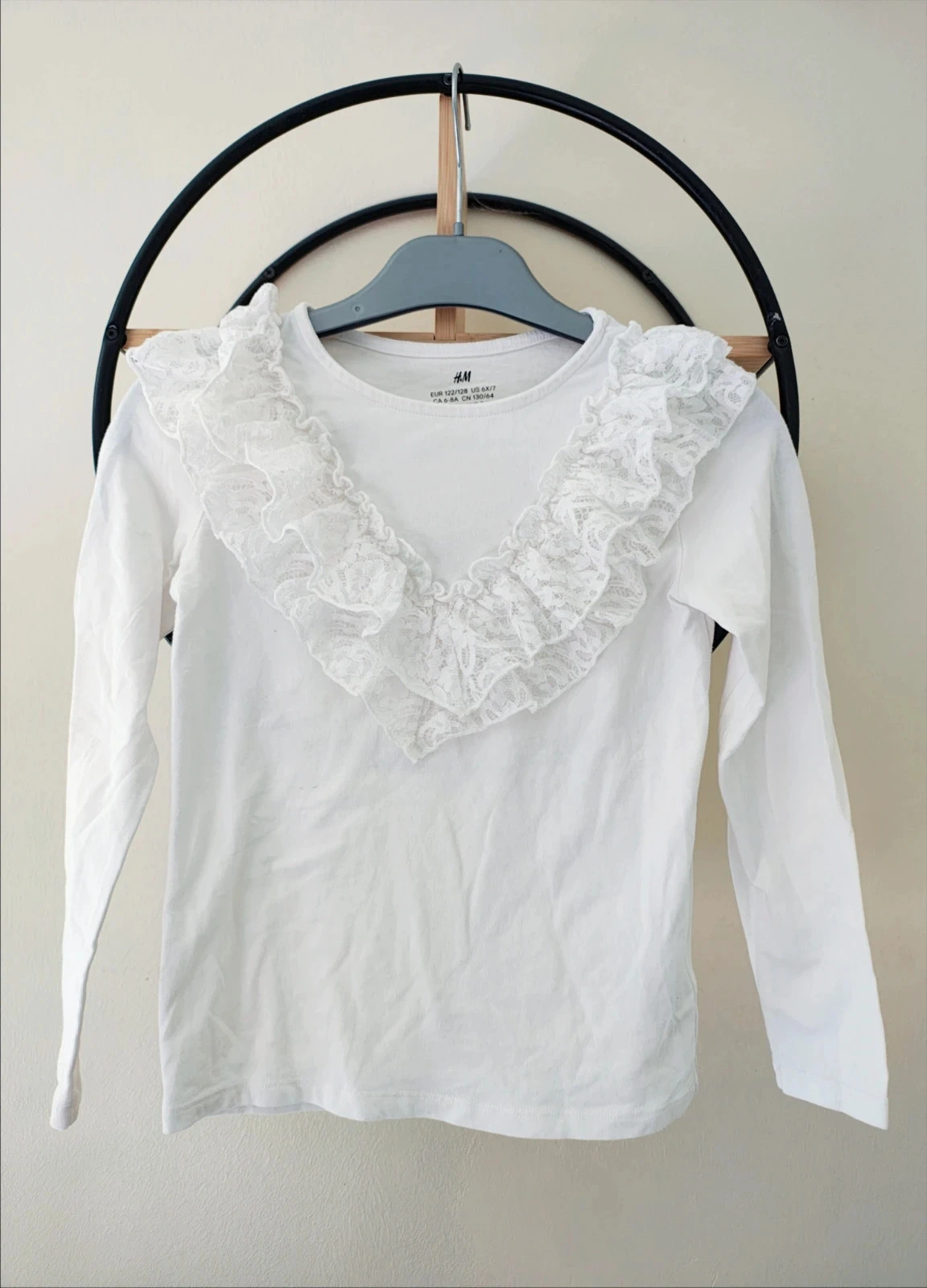 6 8 ans teeshirt blanc  a volant dentelle h&m ( taille plutôt 7 8 ans)